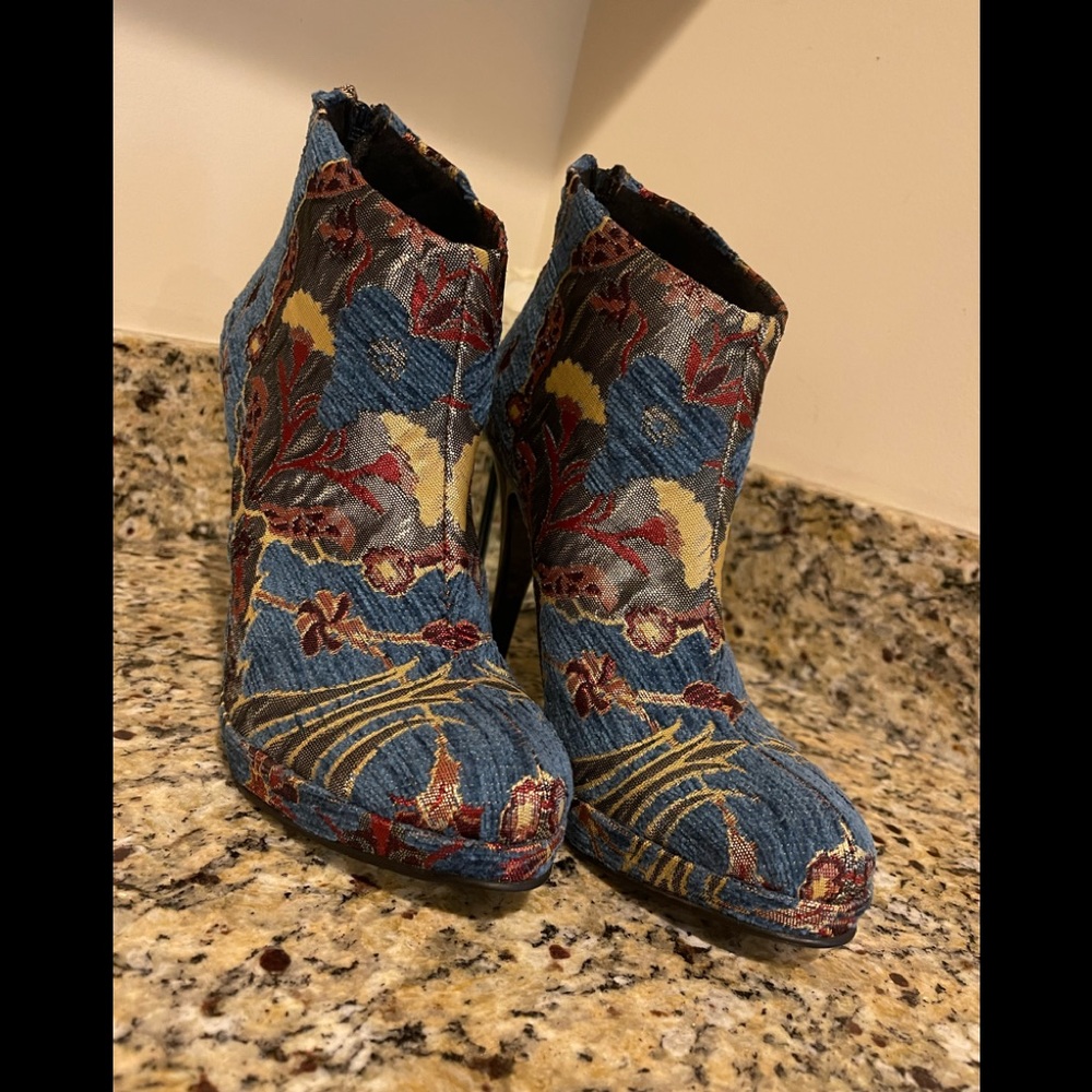 Tapestry heeled booties by Scarlett Sz 6